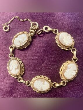 Women’s /Girls Vintage Signed Winard 12K GF Hand-Carved She’ll Cameo Bracelet